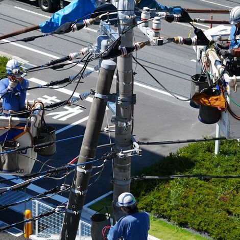 電線の確認をする作業員たち