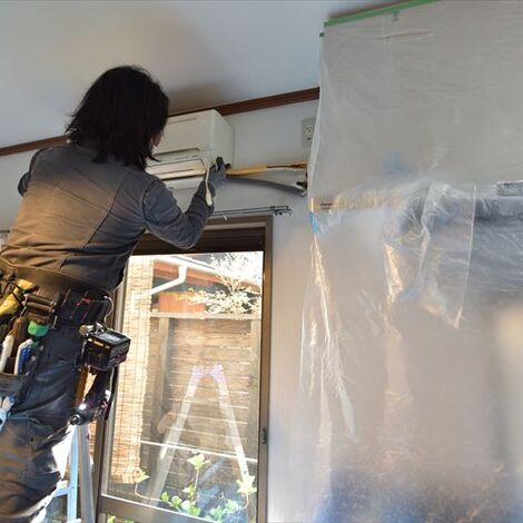 エアコンの配線工事を行うスタッフ